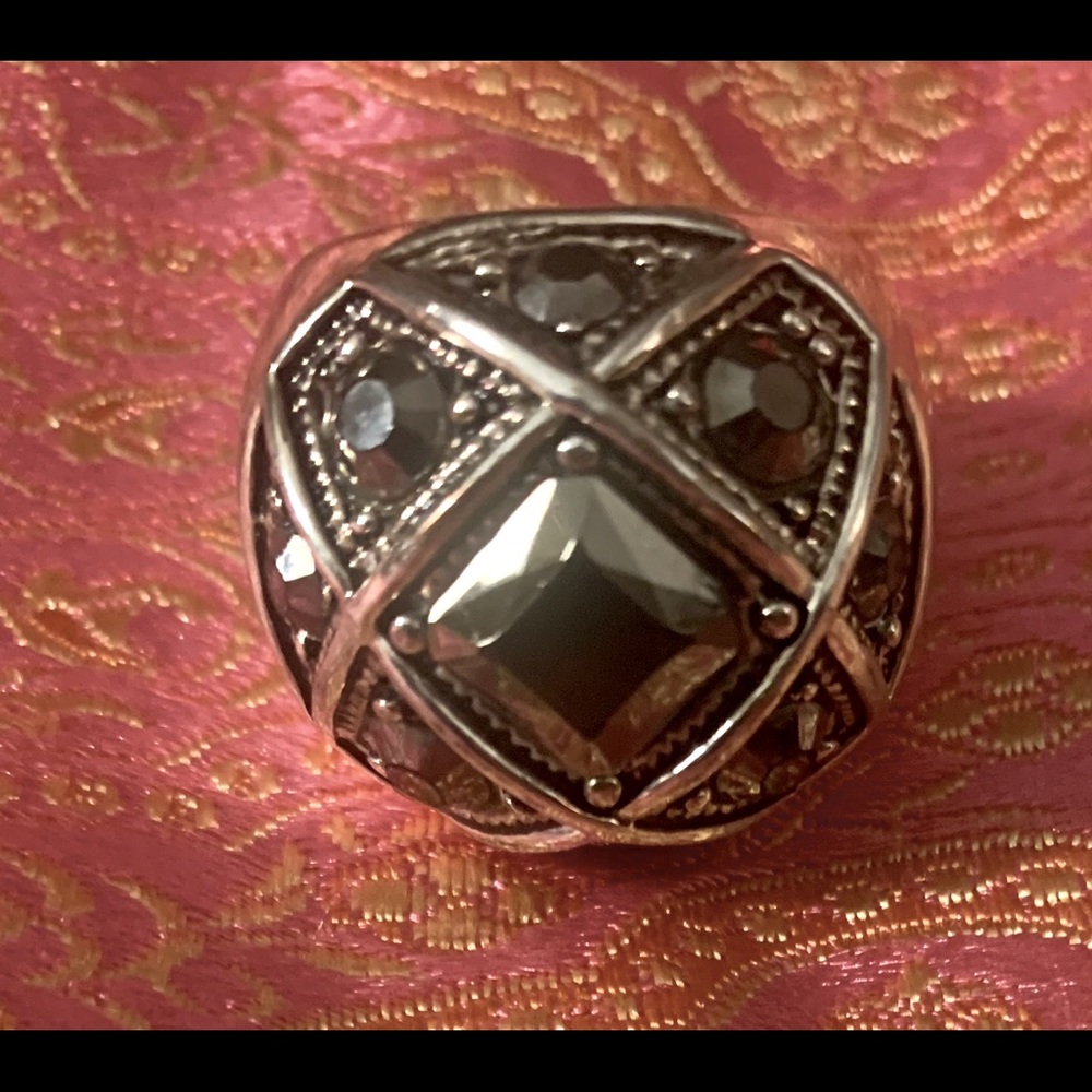 Beautiful gently worn ring - Picture 3 of 6